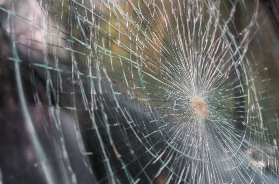 Жительница Карелии повредила автомобиль туристов за парковку в ее дворе