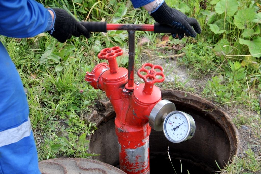 Коммунальщики проверяют пожарные гидранты в Петрозаводск