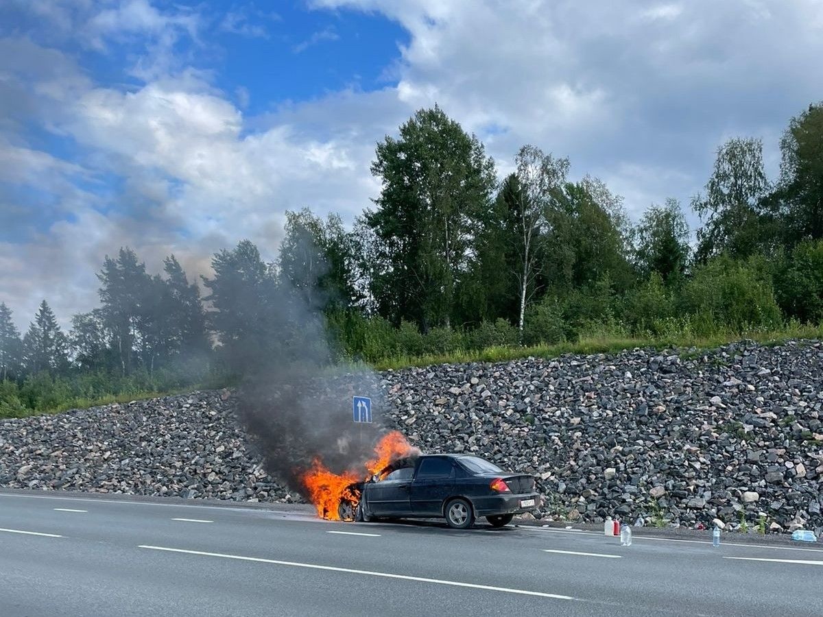 Автомобиль загорелся на трассе в Карелии