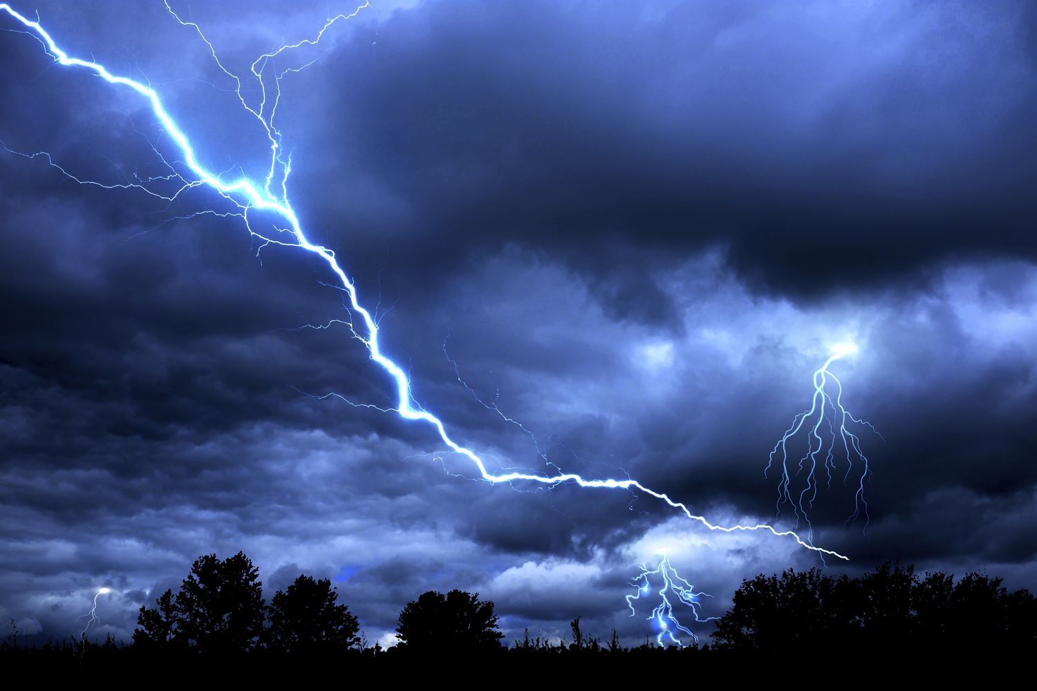 Молния попала в шалаш и убила подростка в одном из российских регионов