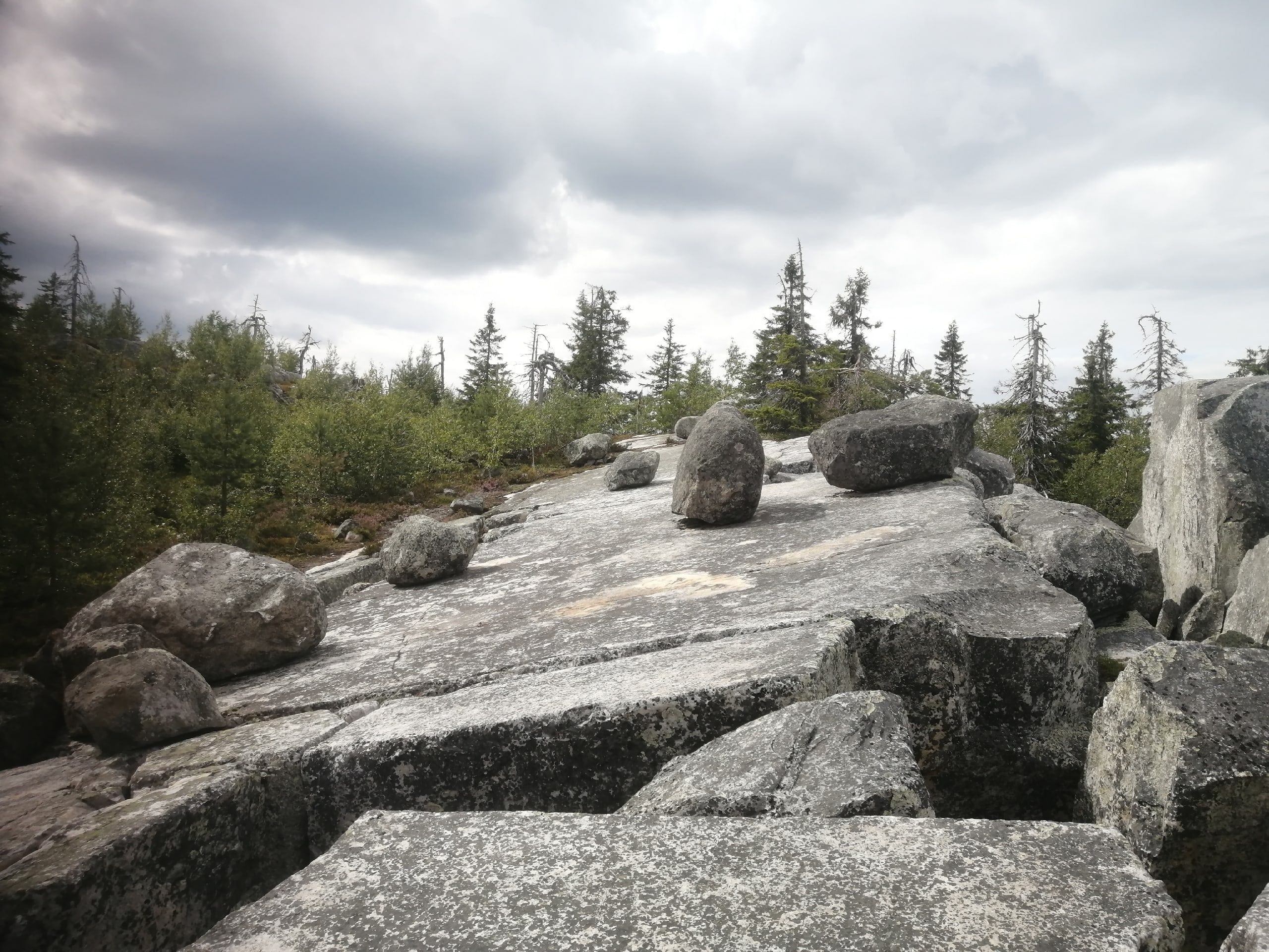 На горе Воттоваара в Карелии туристы разрушили один из самых интересных памятников