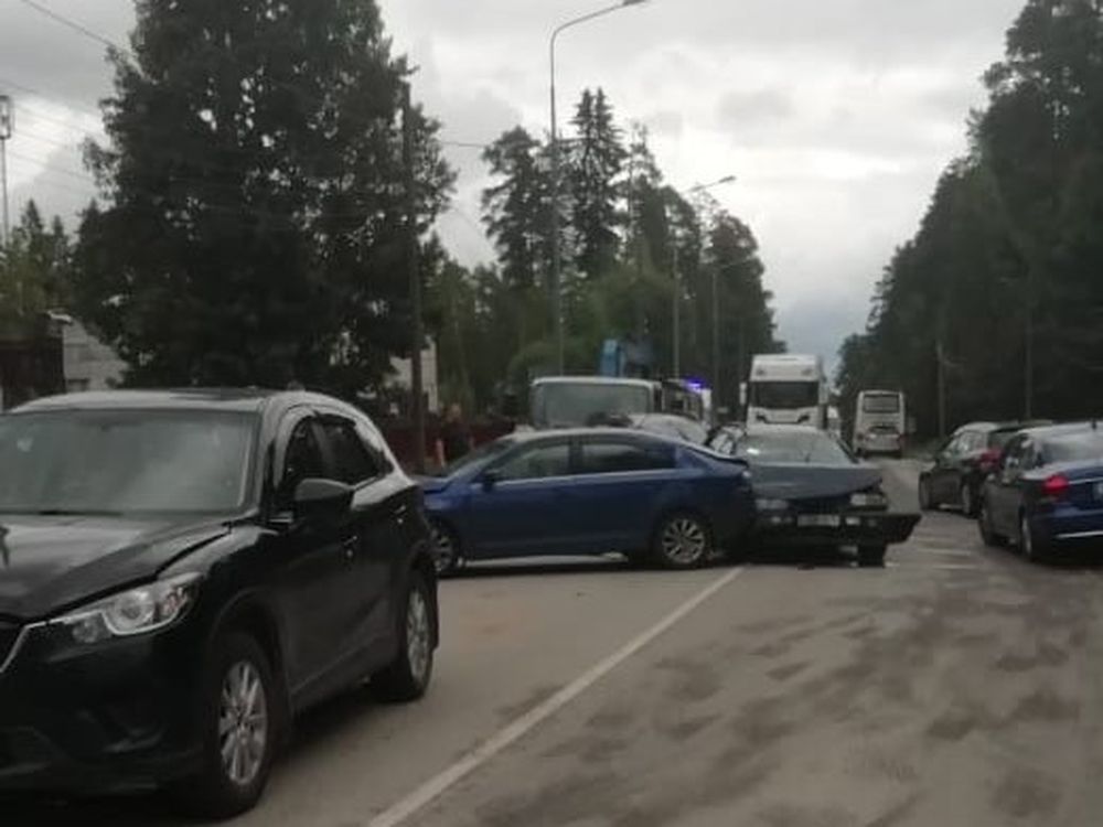 Шесть автомобилей столкнулись в Приладожье