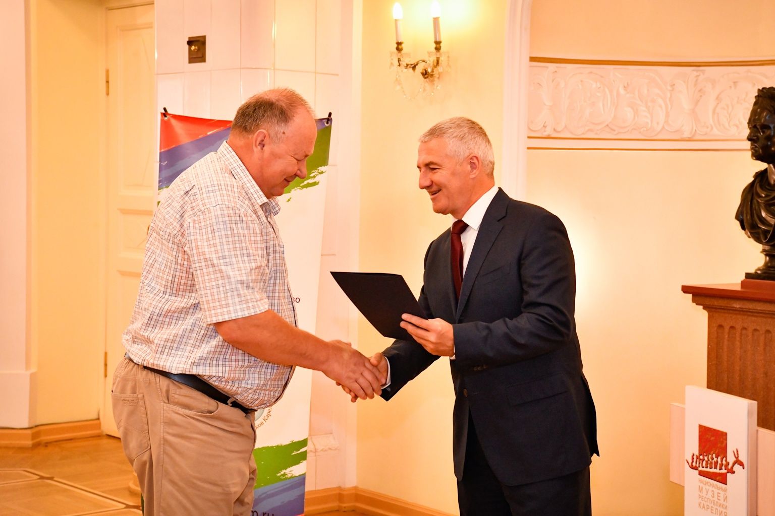 Артур Парфенчиков вручил награды работникам горнопромышленного комплекса Карелии