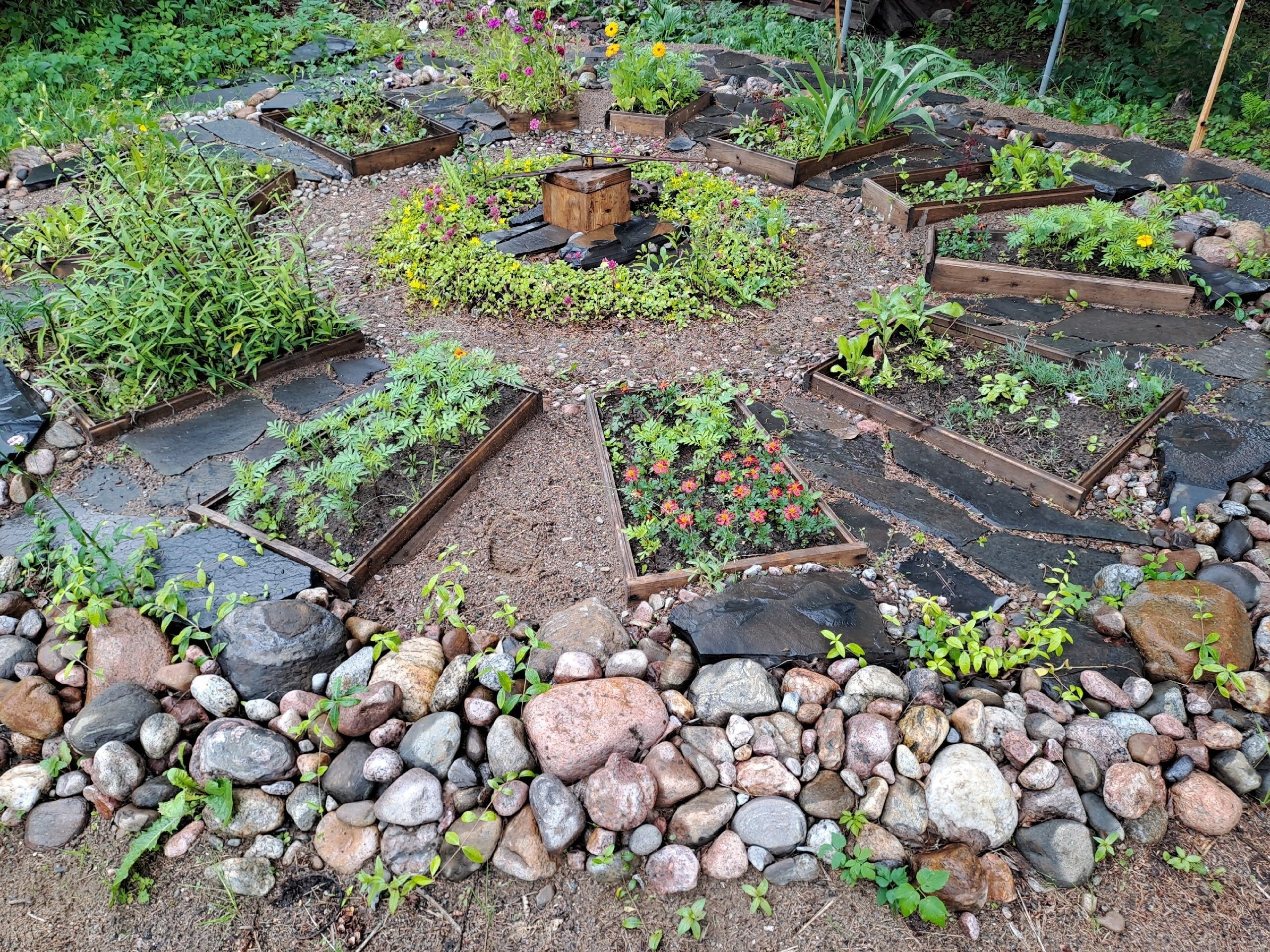 Необычные часы появились возле краеведческого центра в Приладожье