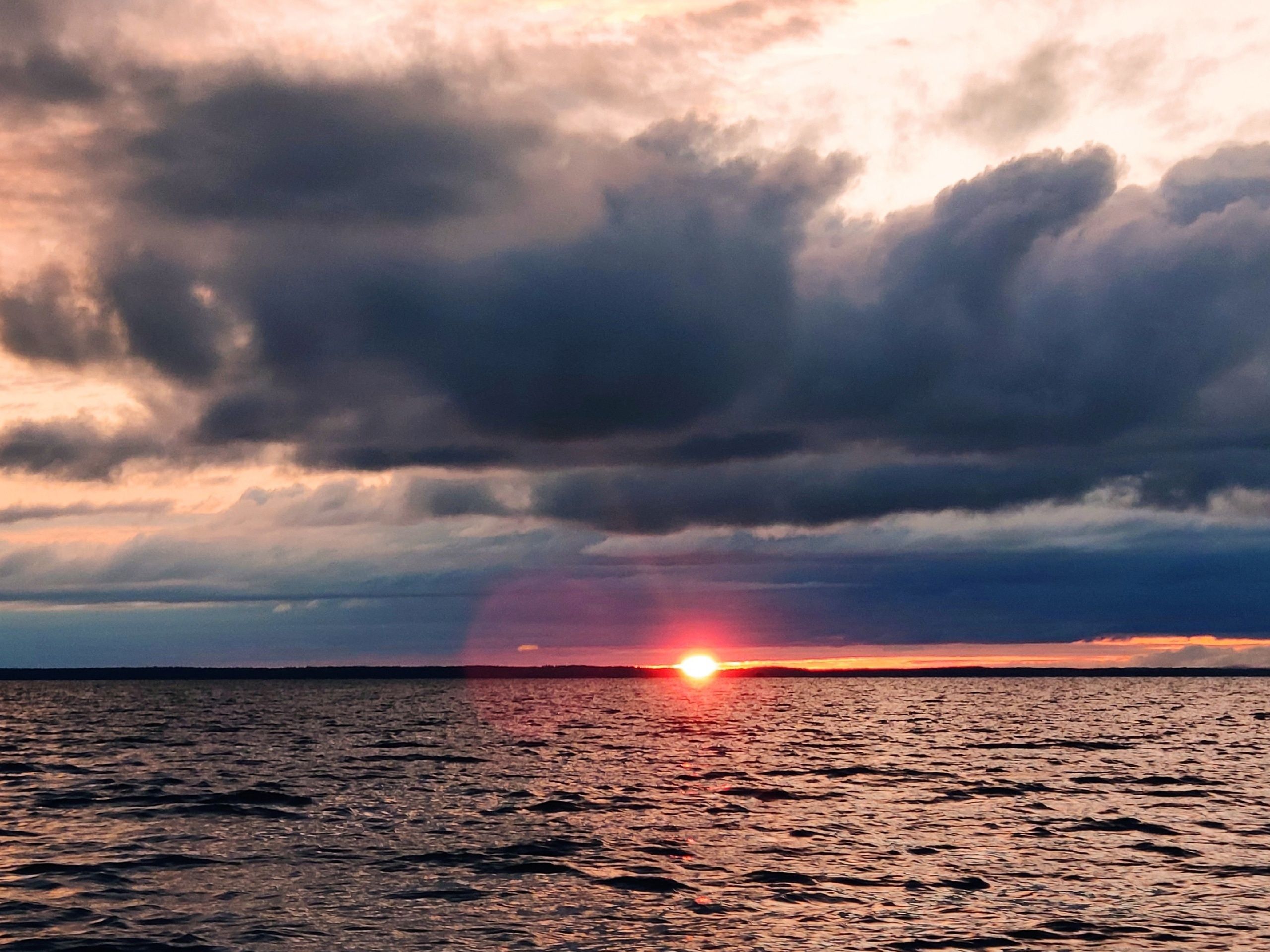 Транспортная прокуратура проведет проверку после ЧП с перевернувшейся лодкой на Ладоге