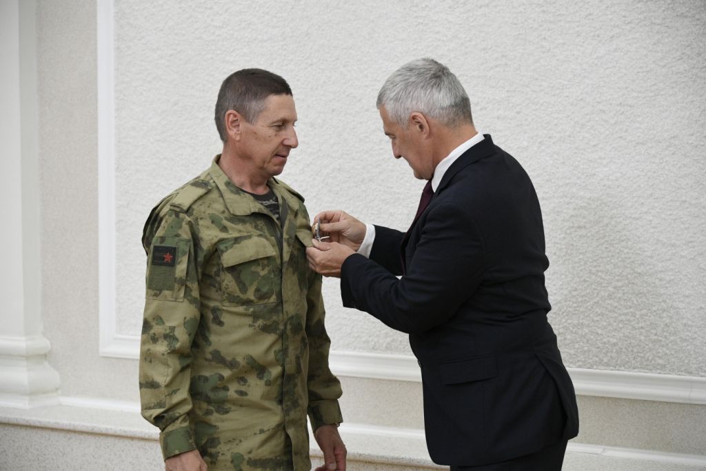 Артур Парфенчиков вручил награды добровольцам из Карелии, отличившимся в ходе СВО