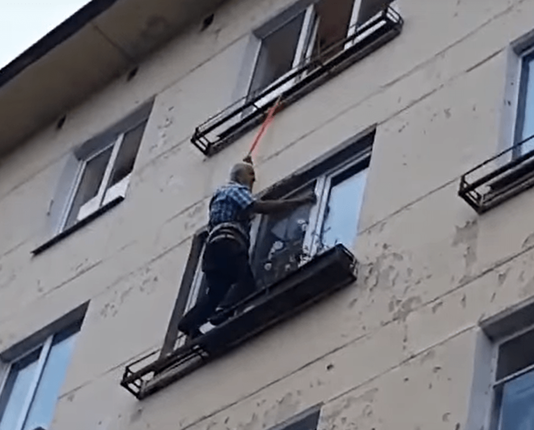 Житель Карелии спустился с пятого этажа на веревке, чтобы помочь пенсионерке