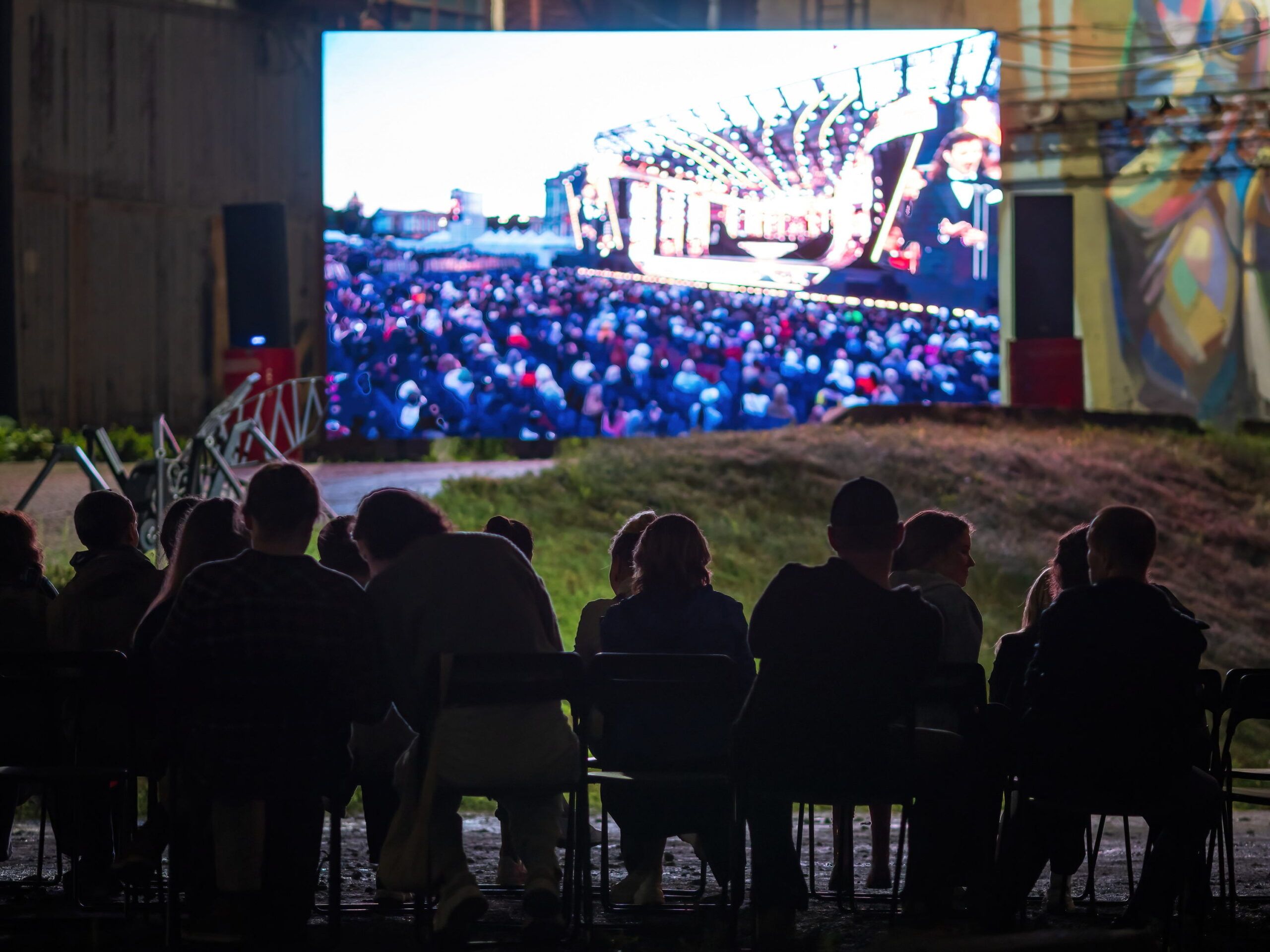 «Классику на Дворцовой» показали на Онежском тракторном заводе
