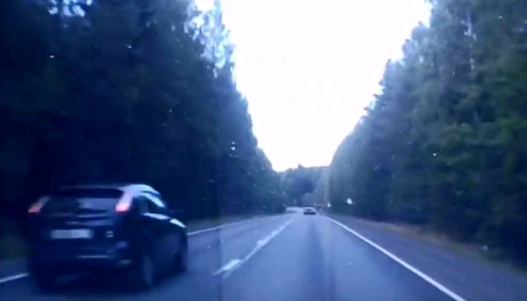 Водитель на легковушке выехал на встречку в Карелии, совершил ДТП и скрылся