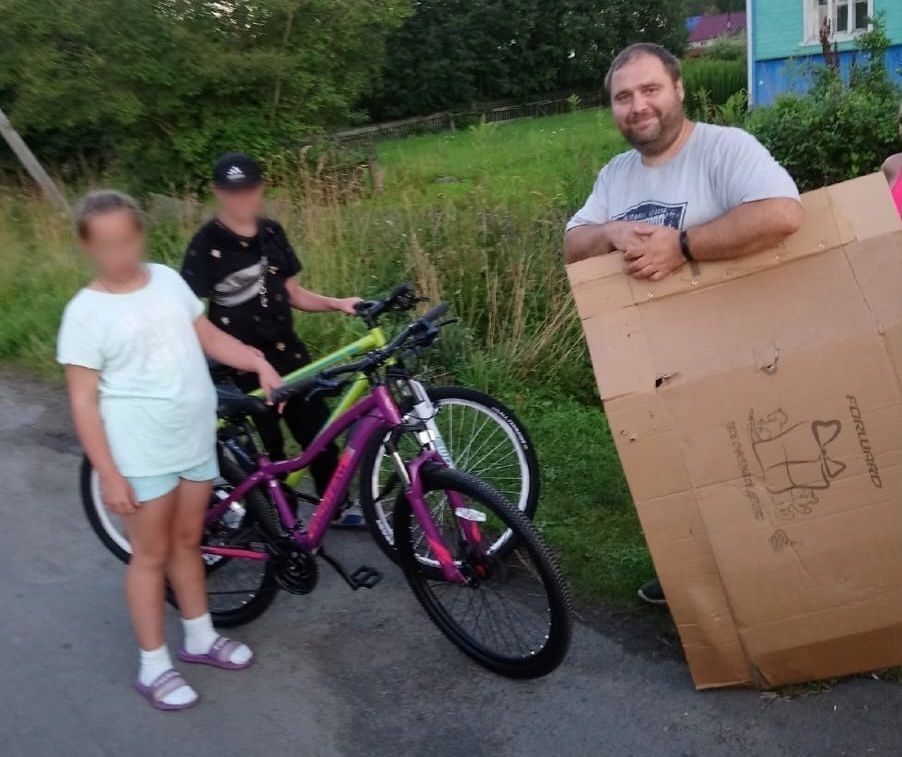 Предприниматель подарил детям жертв трагедии в Деревянном велосипеды