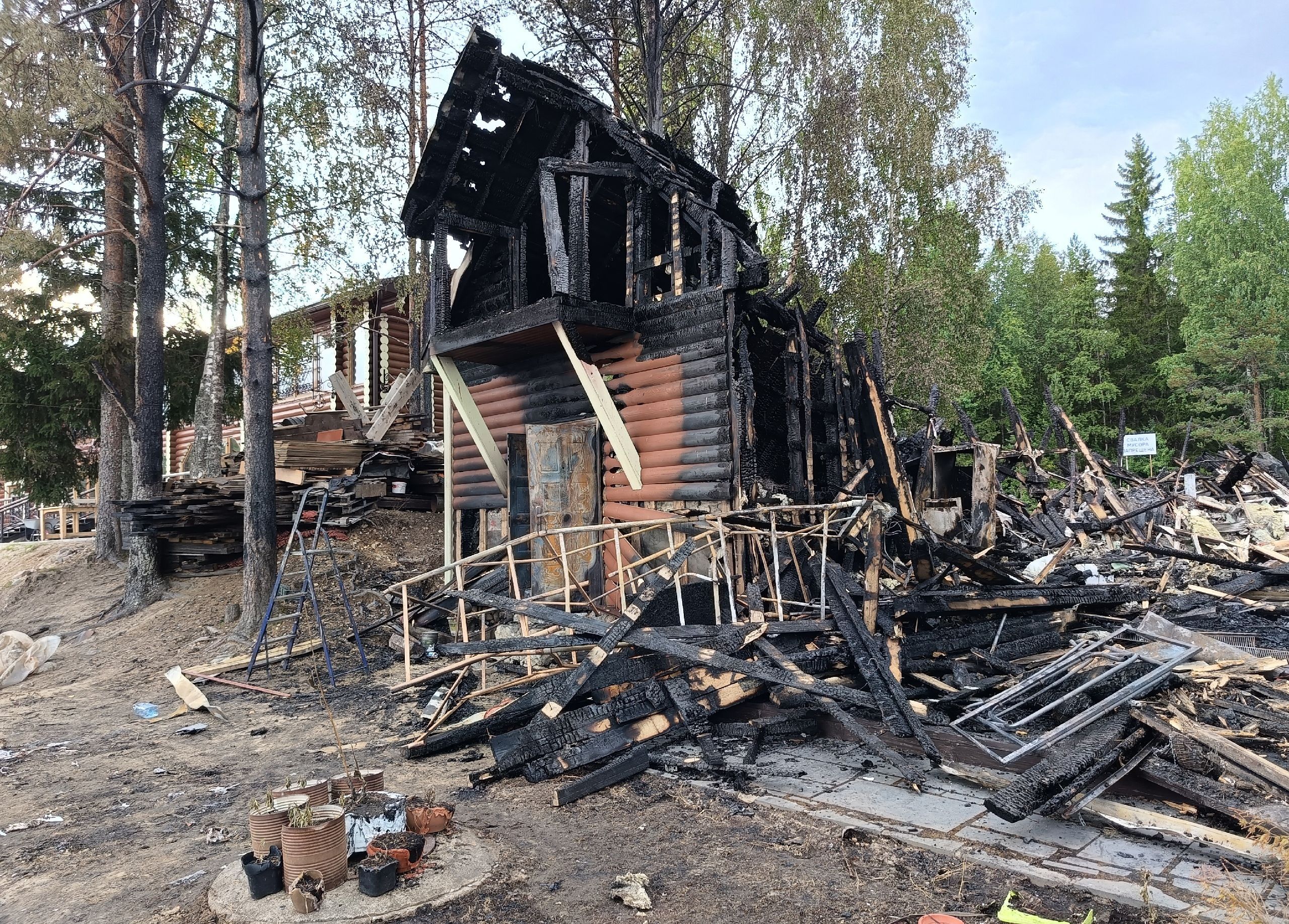 Ресторан «Корсар» в Лососинном сгорел полностью. Фоторепортаж с места ЧП