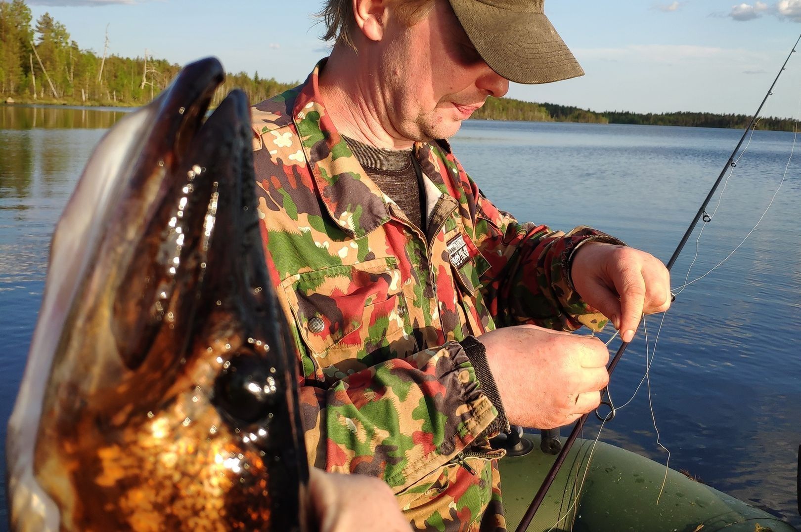 В Карелии рыбак подавился снастью