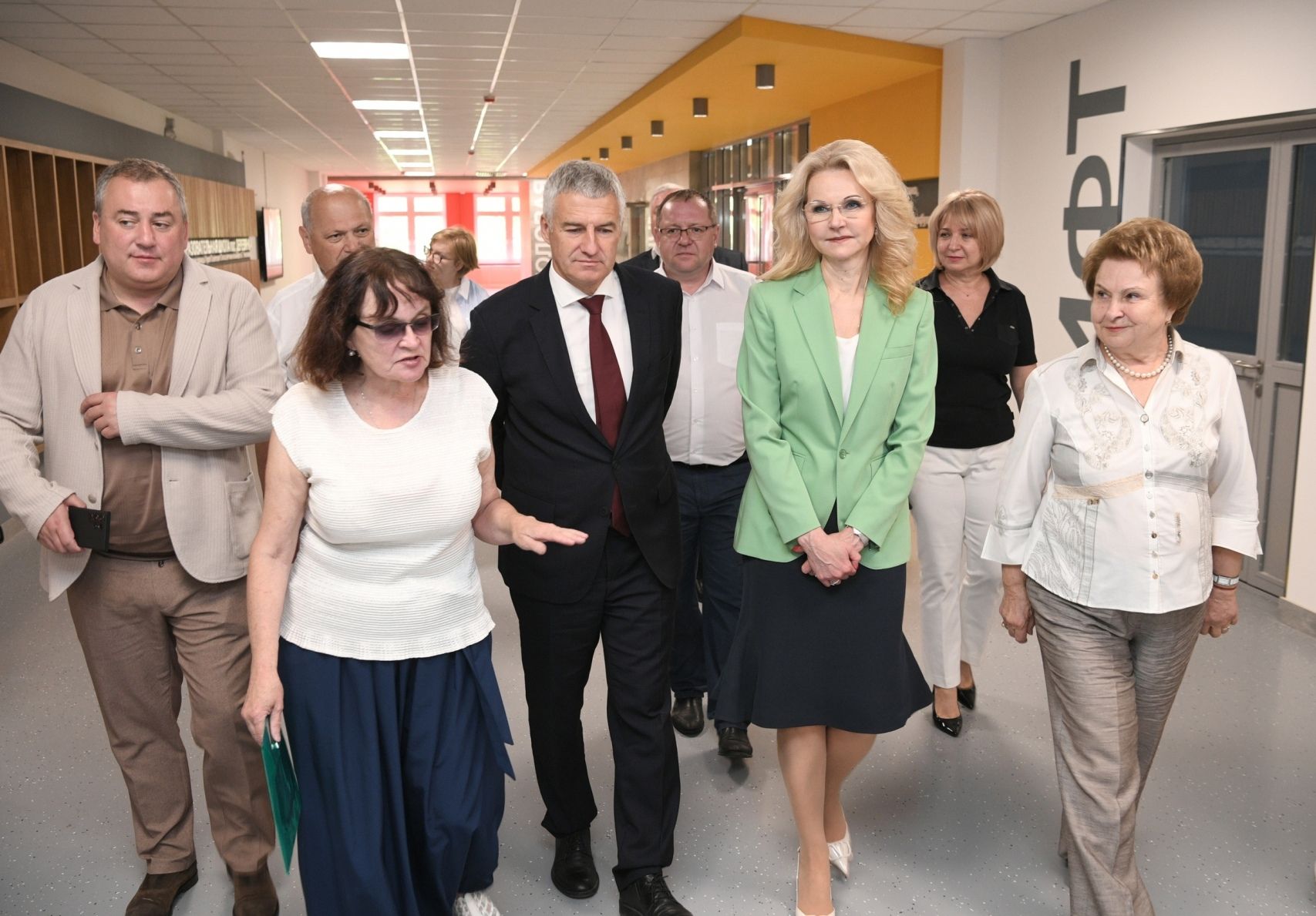 «Видно, что строили с душой». Вице-премьеру Татьяне Голиковой показали возможности новой школы в Деревянке