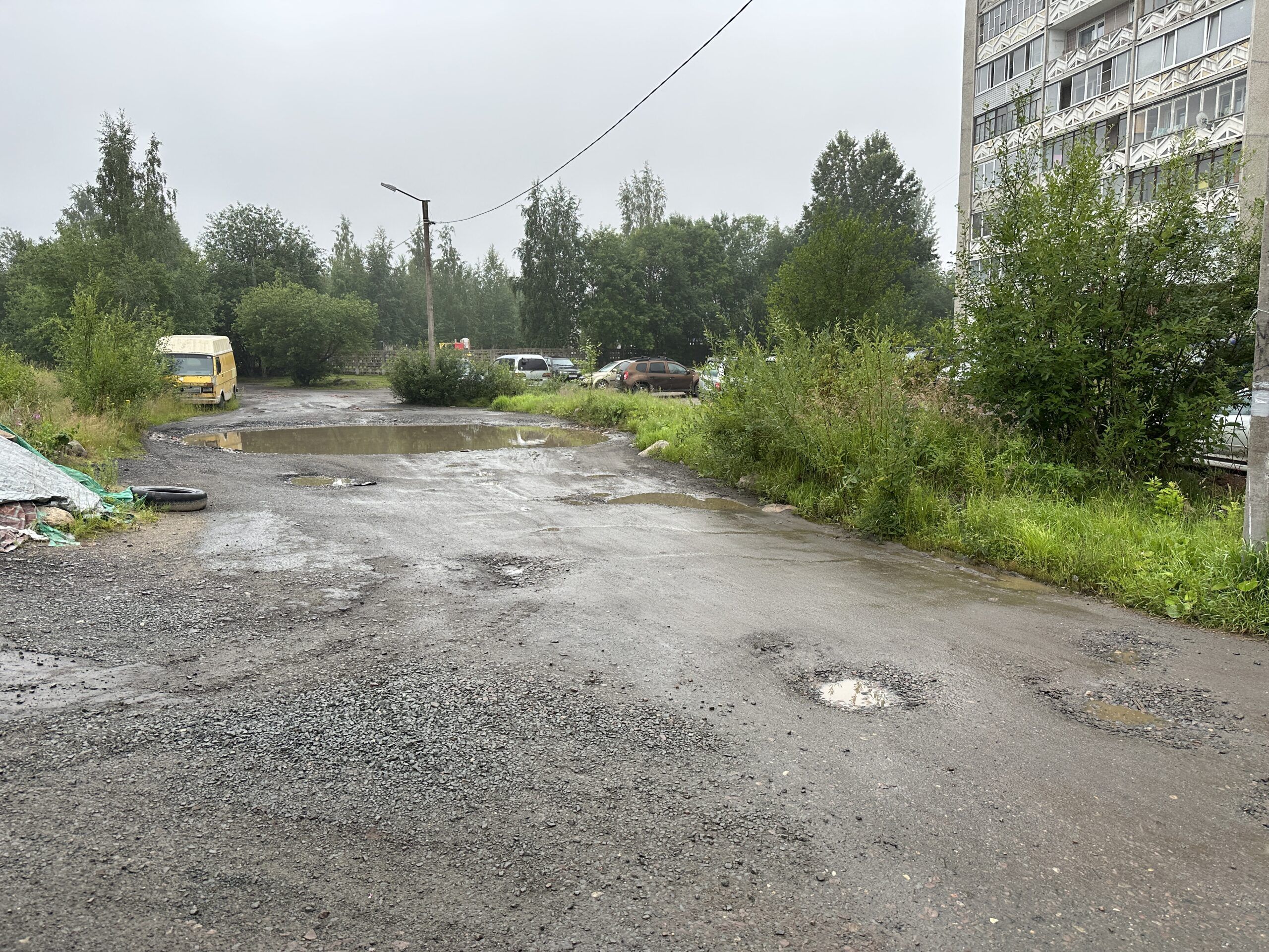 Жители Древлянки требуют отремонтировать 60 метров автомобильной дороги