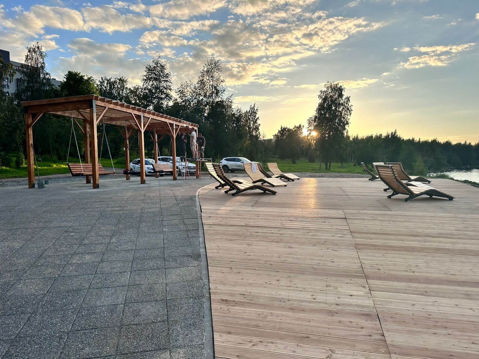Шезлонги и терраса из лиственницы: завершены работы по благоустройству Побережного парка в Петрозаводске