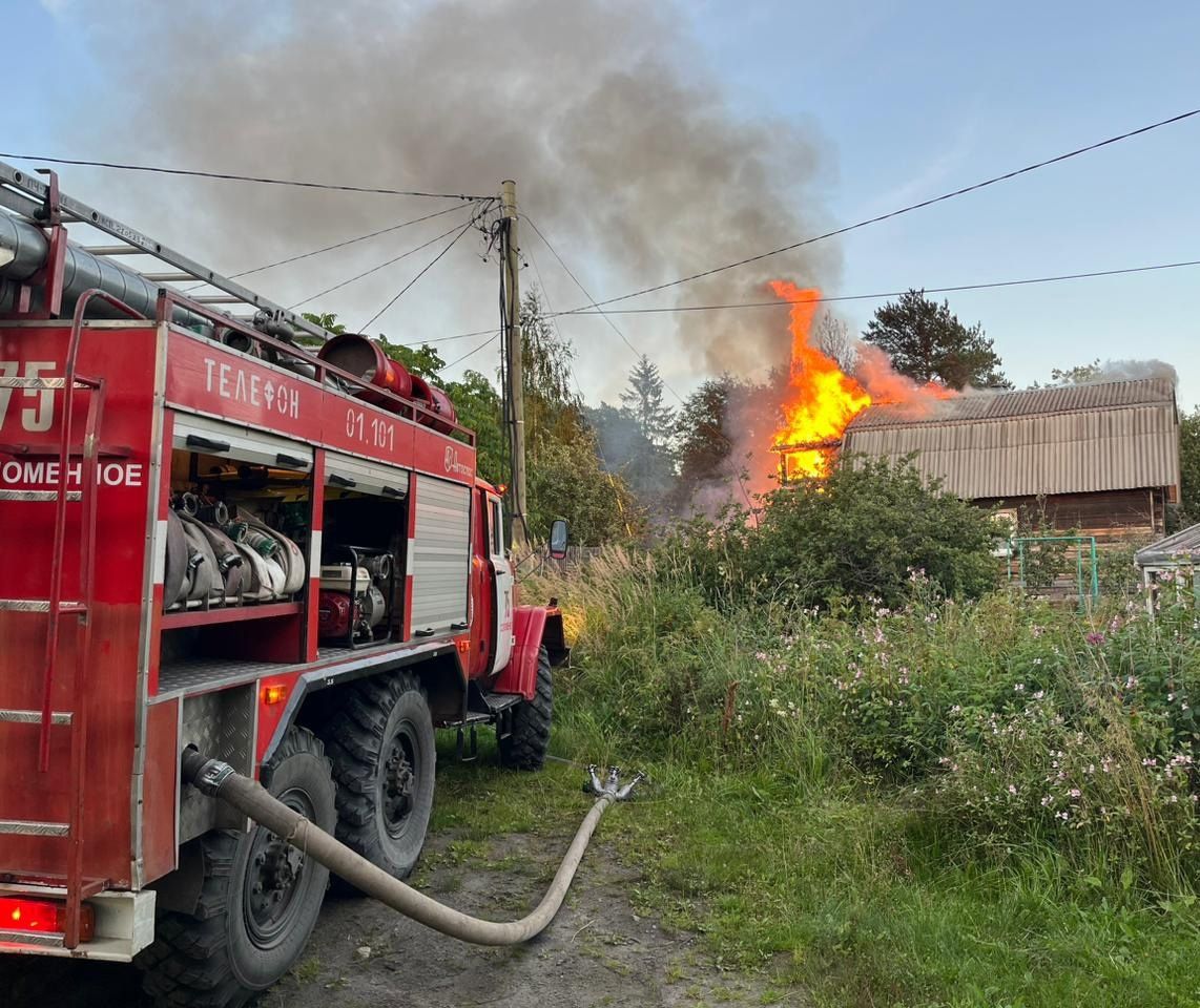 Жилой дом загорелся в микрорайоне Соломенное в Петрозаводске