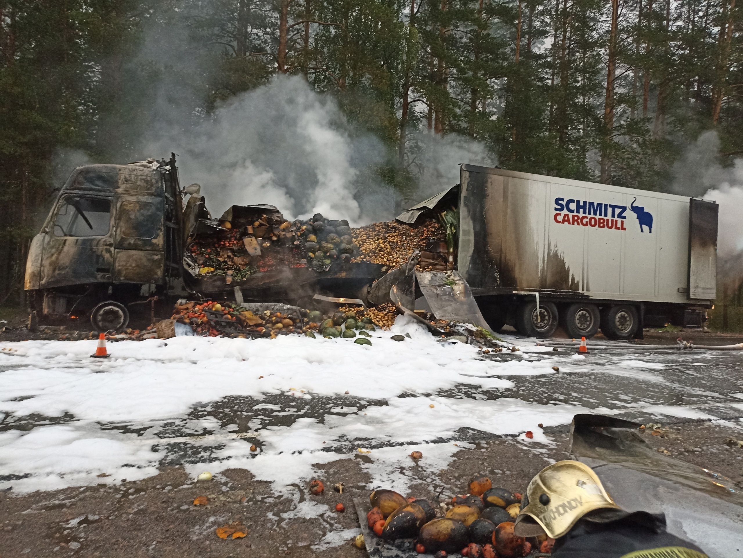 В Карелии сгорел грузовик с фруктами