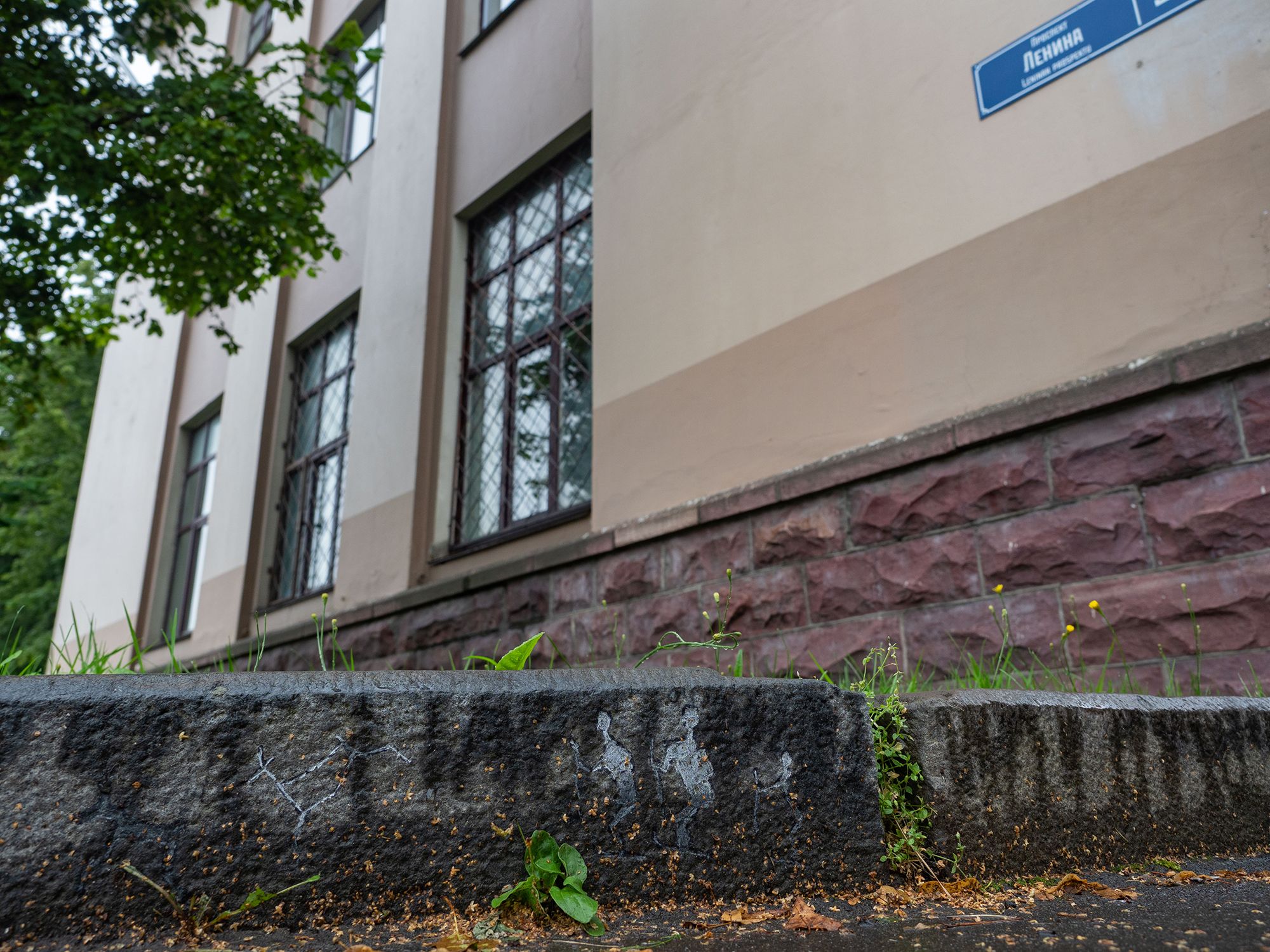 Новые петроглифы от петрозаводского резчика по камню появились возле ПетрГУ