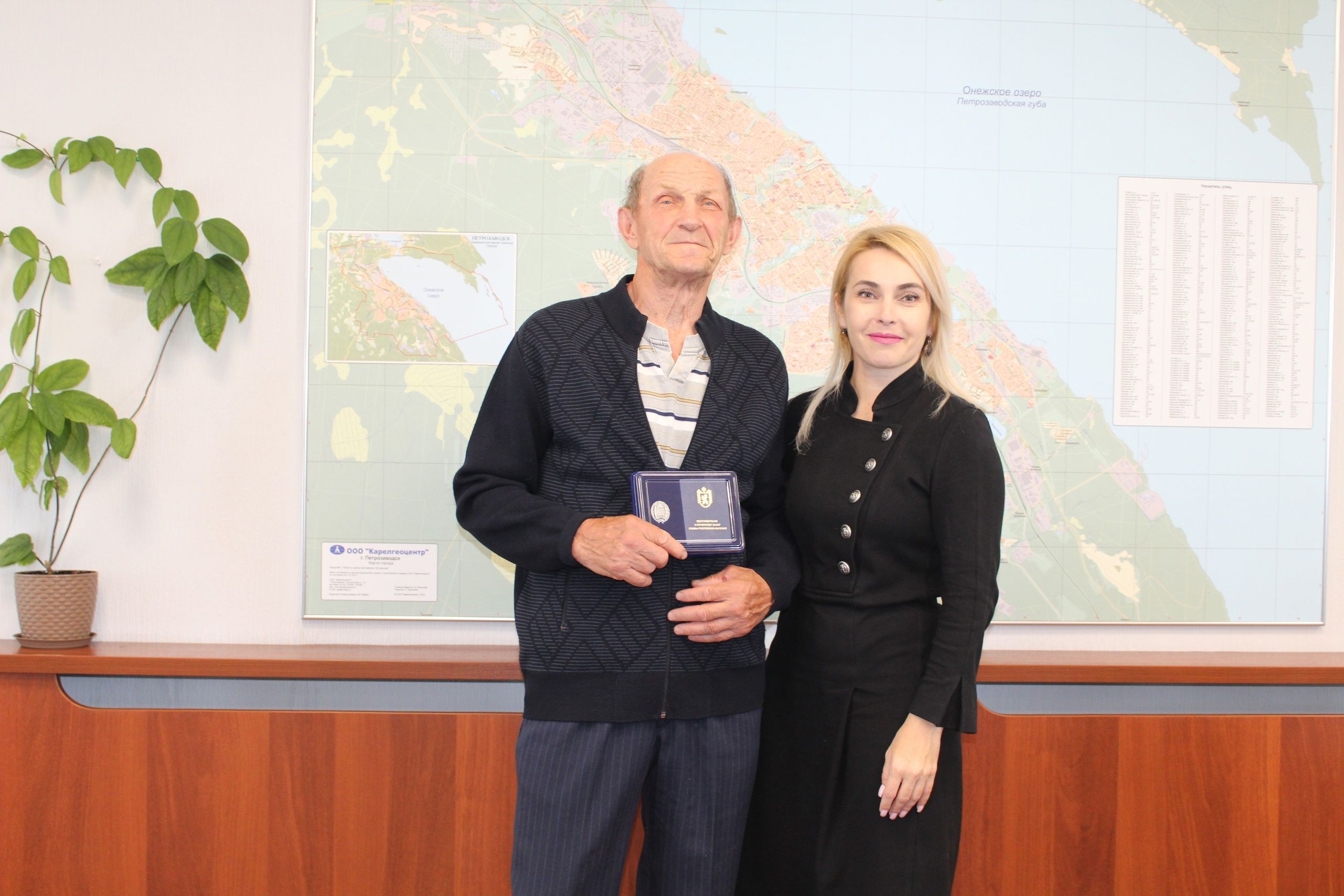 Почетный знак главы республики вручили легенде карельского бокса