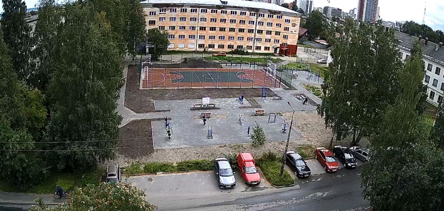 На Перевалке появилась универсальная спортплощадка