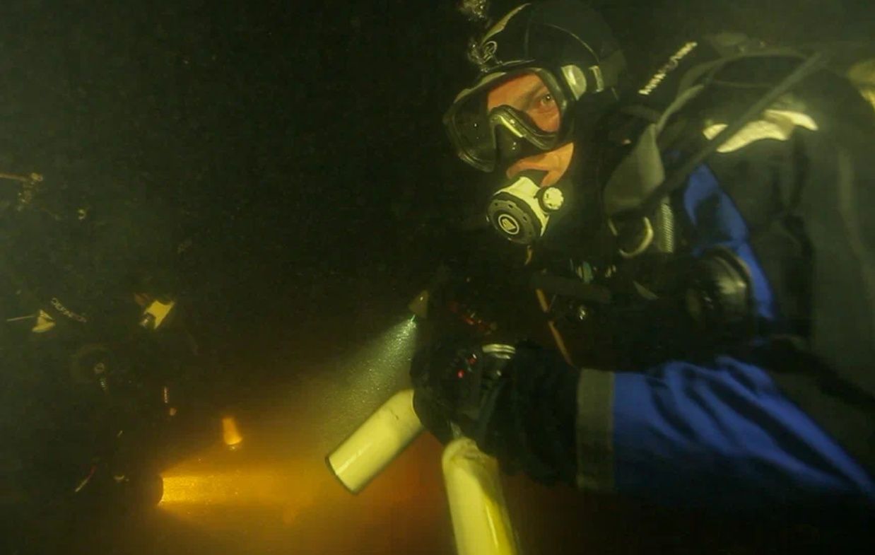 Водолазы обнаружили на затонувшем в 1940 году пароходе «Валаамский монастырь» 10 бутылок с молоком