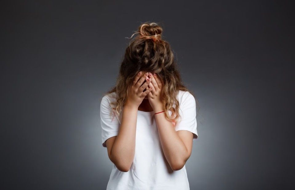 Двое жителей Кеми привязали девушку-подростка к стулу и угрожали ей горелкой