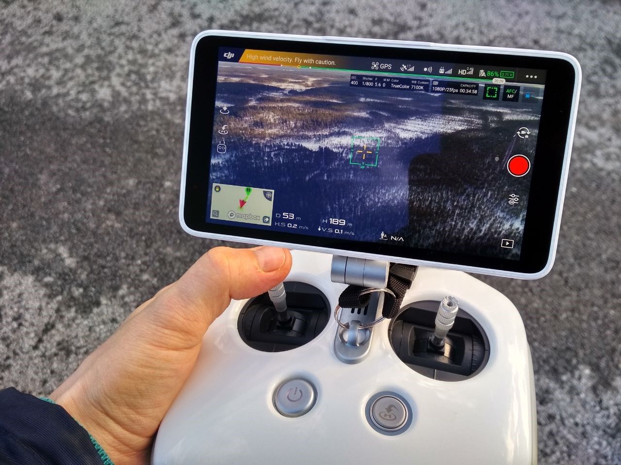 Квадрокоптер научили разгонять митинги громкой связью и жгучим газом