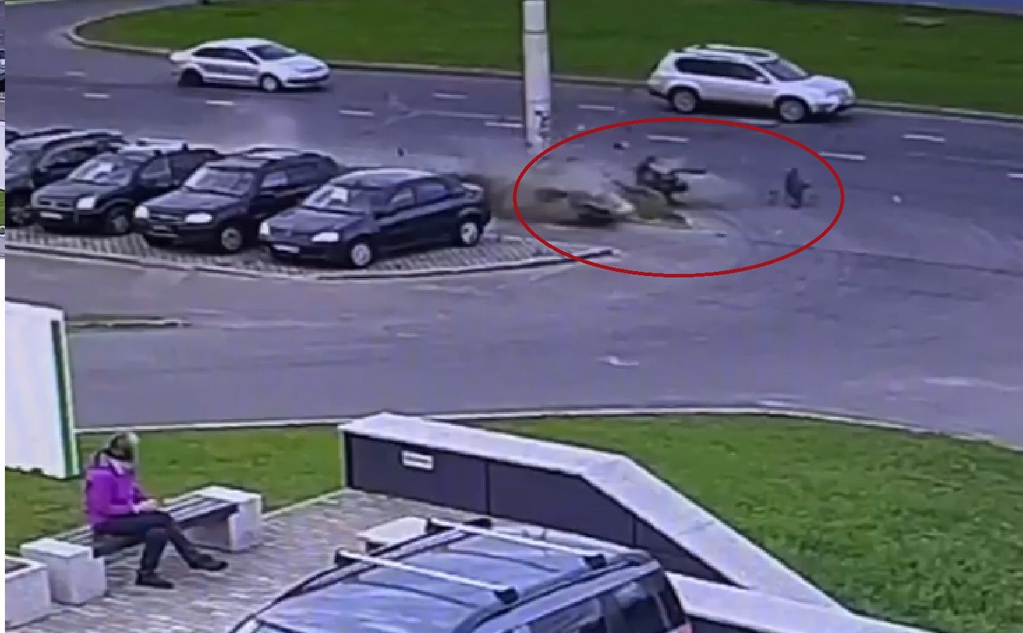 В Петрозаводске мотоцикл разлетелся на части после жесткого удара о столб