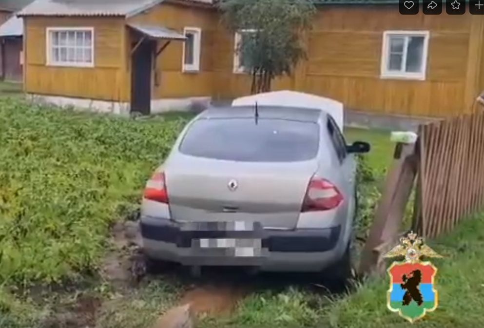 В Медвежьегорске водитель протаранил деревянный забор: доски отлетели и травмировали подростка-пешехода