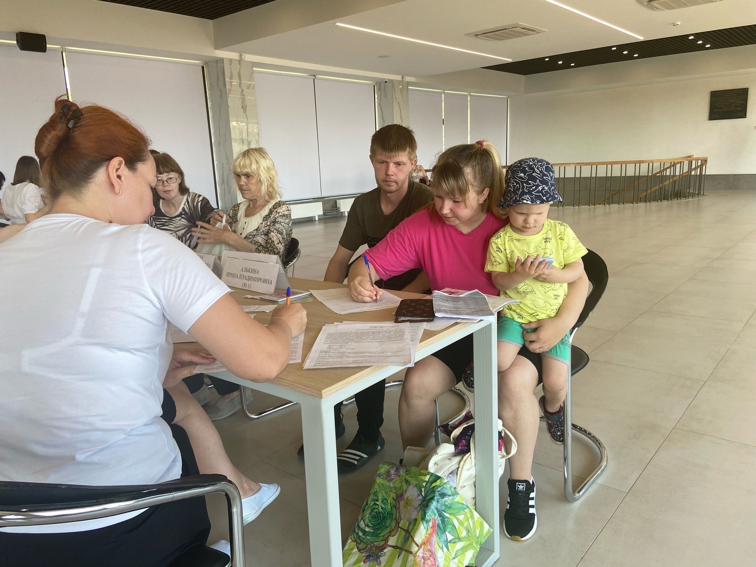 В мэрии начали выдавать ключи от новых квартир на Боровой