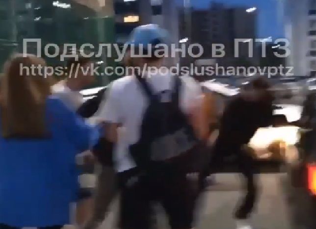 В Петрозаводске мужчина избил компанию подростков