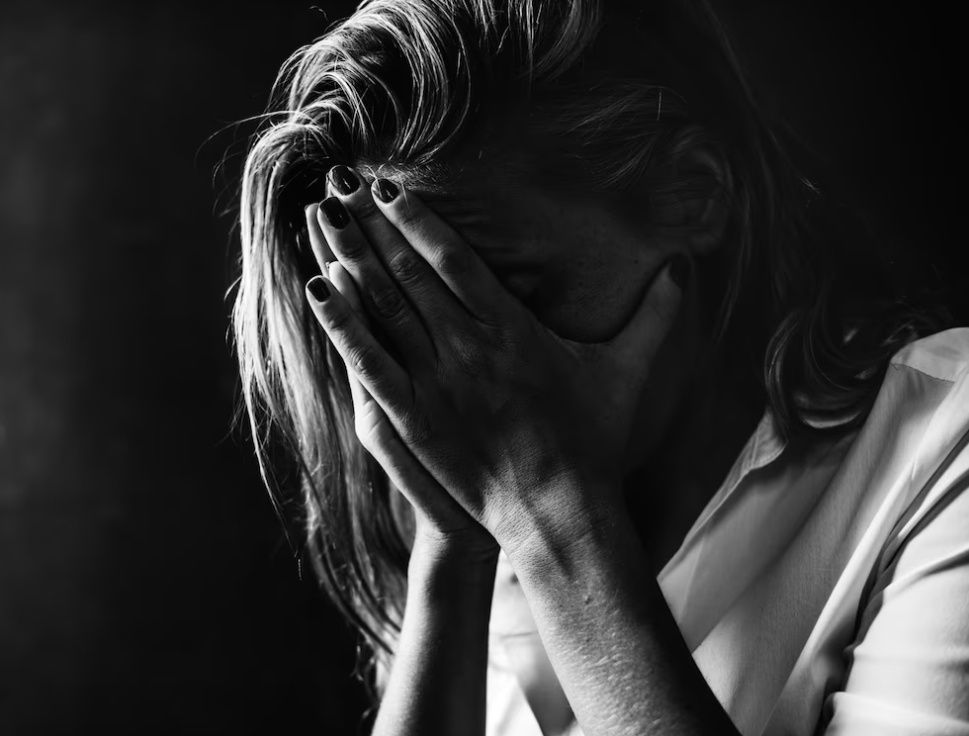 В Сегеже мужчина напал на знакомую и изнасиловал ее