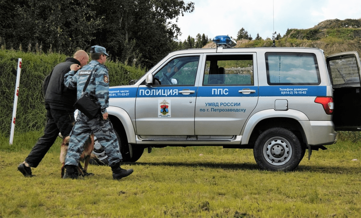 Ночью петрозаводчанин поджег дверь квартиры, в которой находились дети