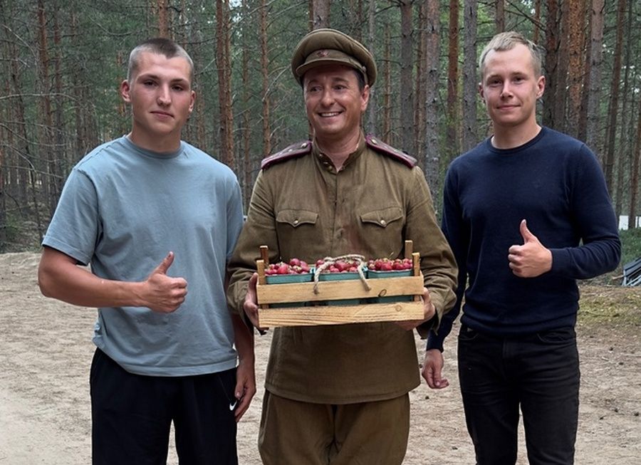 Сергею Безрукову на съемках фильма в Карелии подарили корзинку клубники