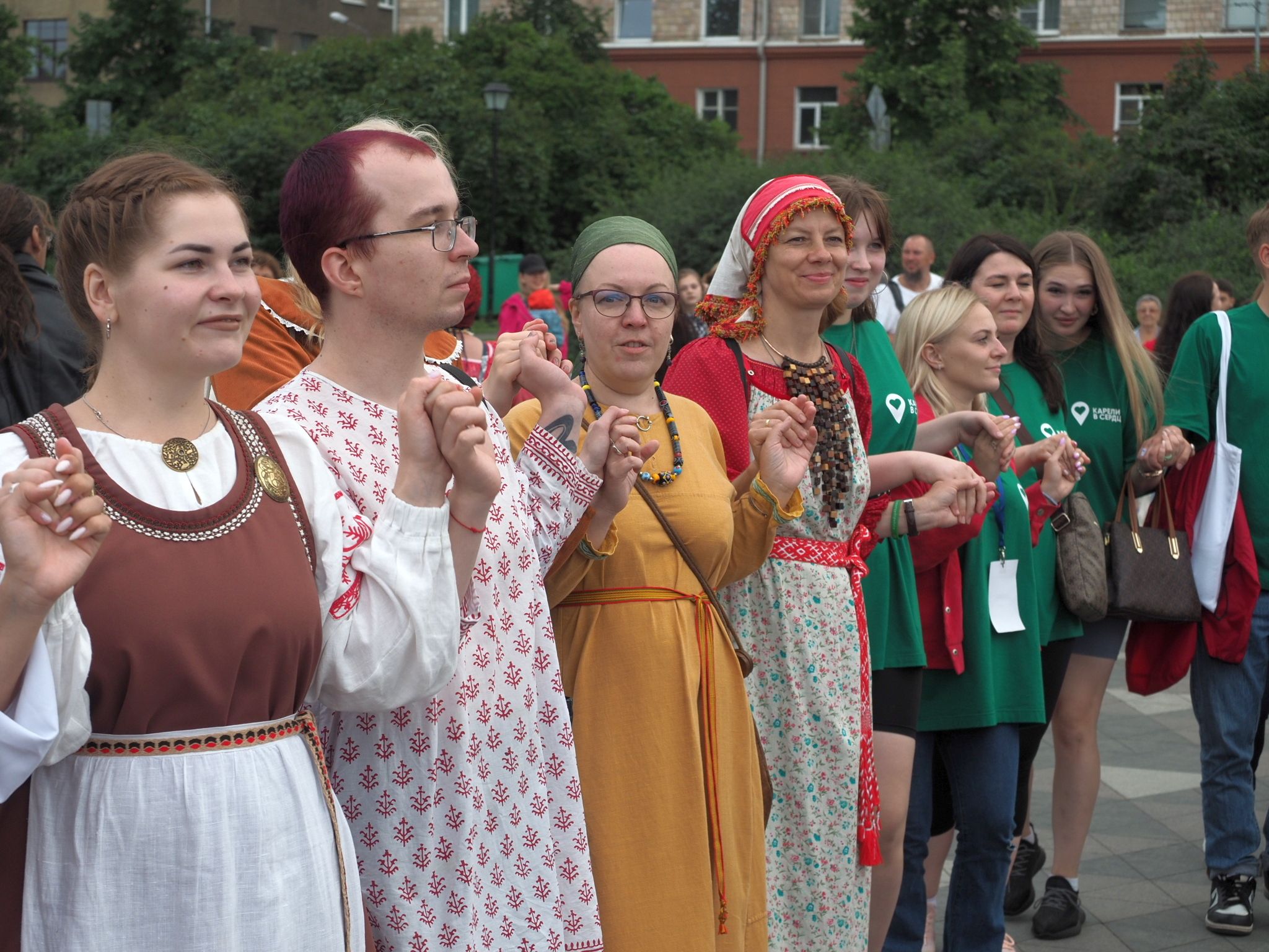 В Петрозаводске в день коренных народов станцевали карельскую круугу