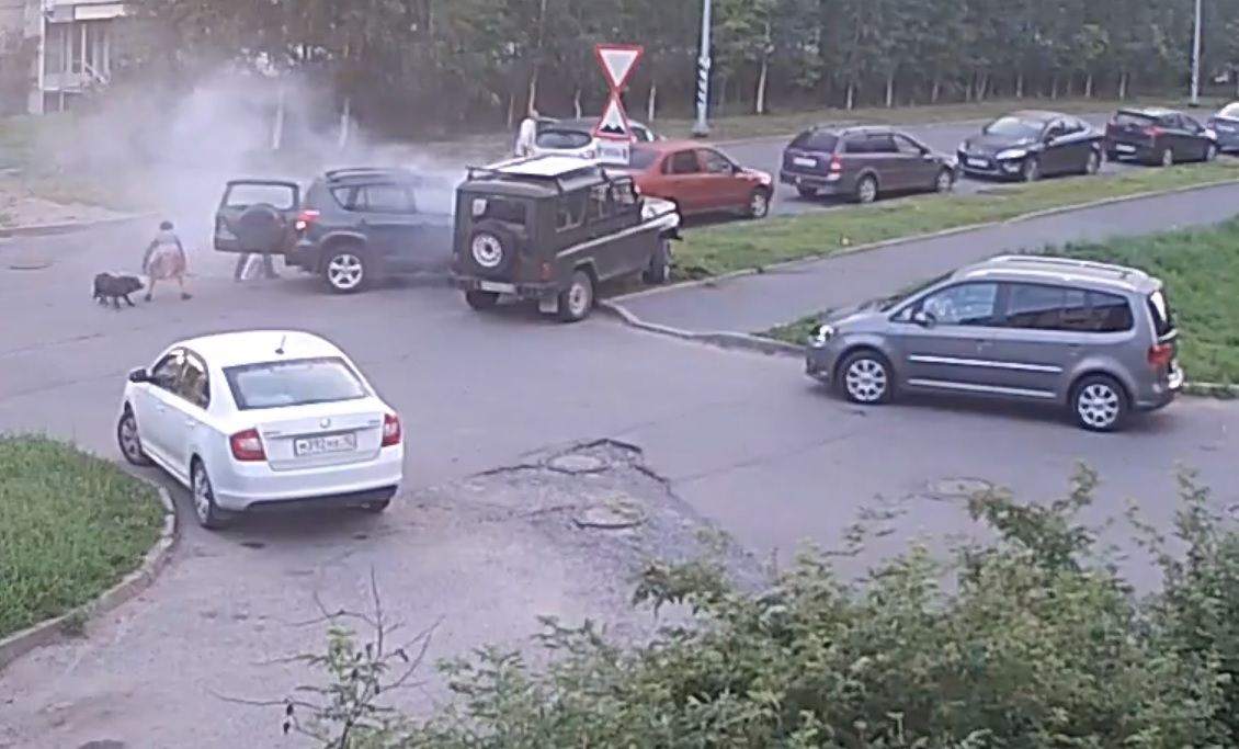 В Петрозаводске столкнулись три машины: одна из них задымилась