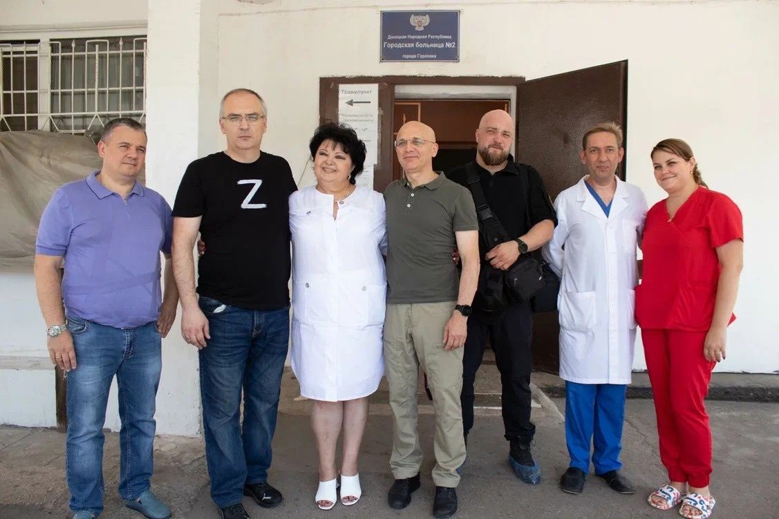 Председатель Законодательного собрания Карелии доставил на Донбасс нейрохирургический электронный микроскоп