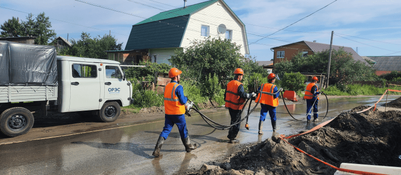 Электрики ремонтируют порванные подрядчиками кабельные линии в Петрозаводске