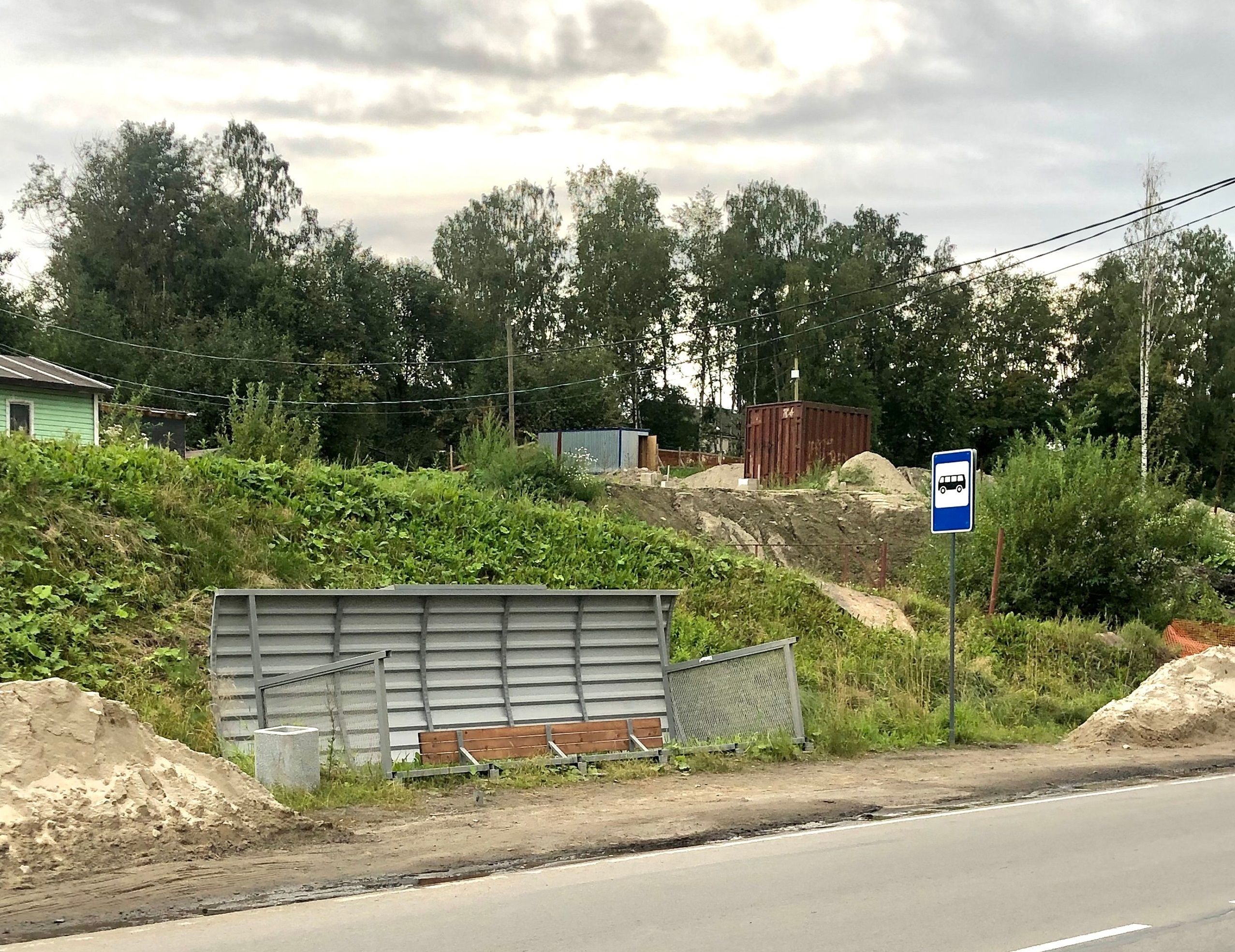 В администрации рассказали, почему на Перевалке уже месяц лежит остановочный комплекс