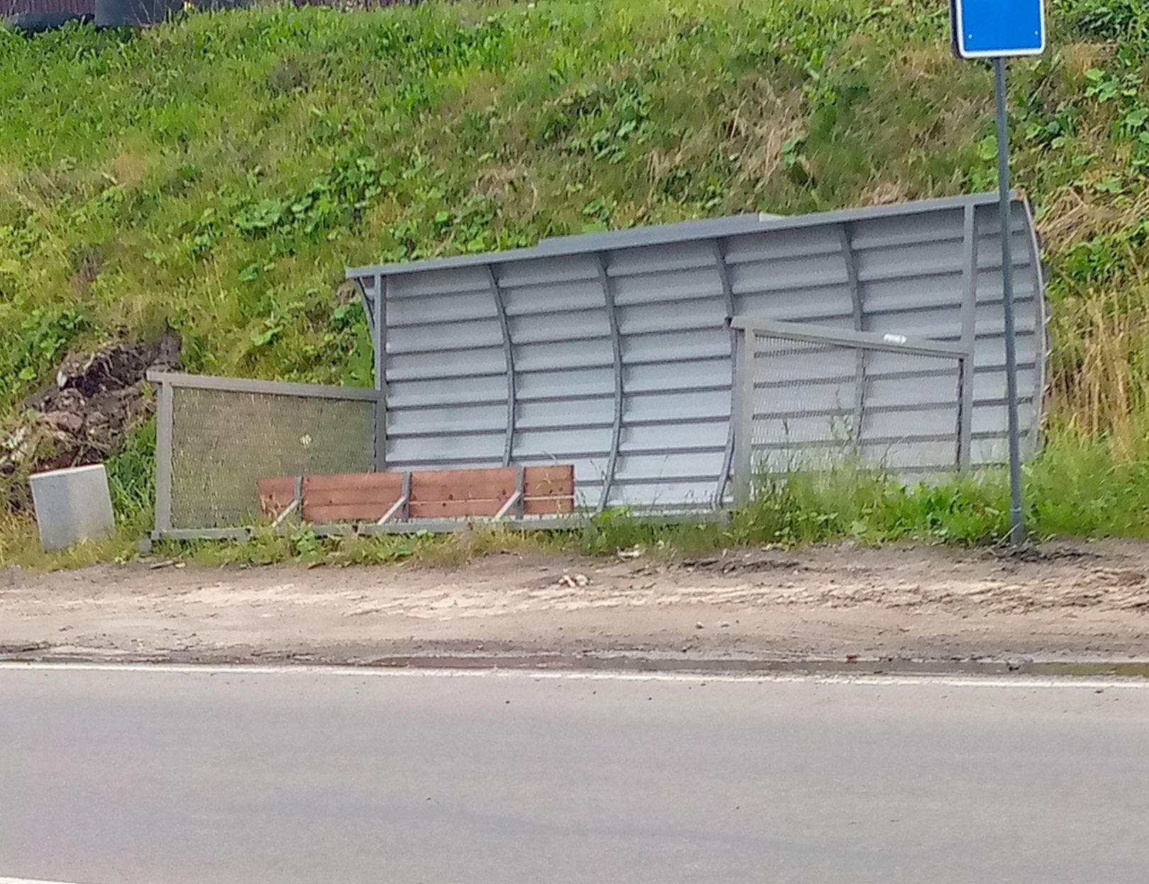 В Петрозаводске упал остановочный павильон