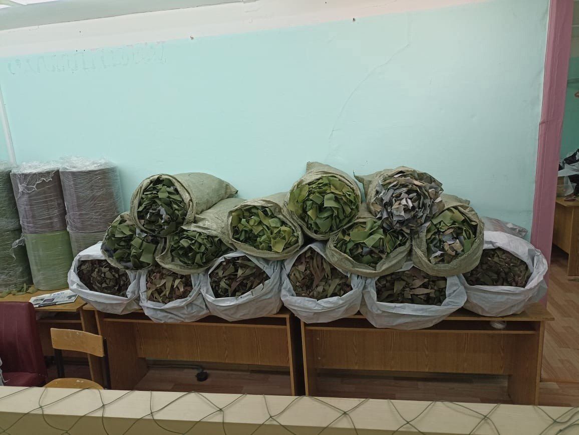 Подростки из Суоярви сплели 14 маскировочных сетей для нужд СВО