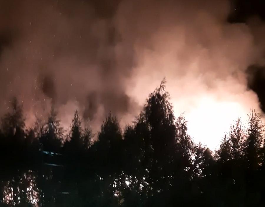 В Кондопоге ночью вспыхнуло здание старого хлебозавода