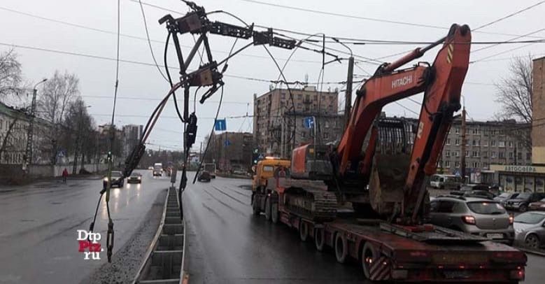 В Петрозаводске лесовоз порвал контактную сеть троллейбусов