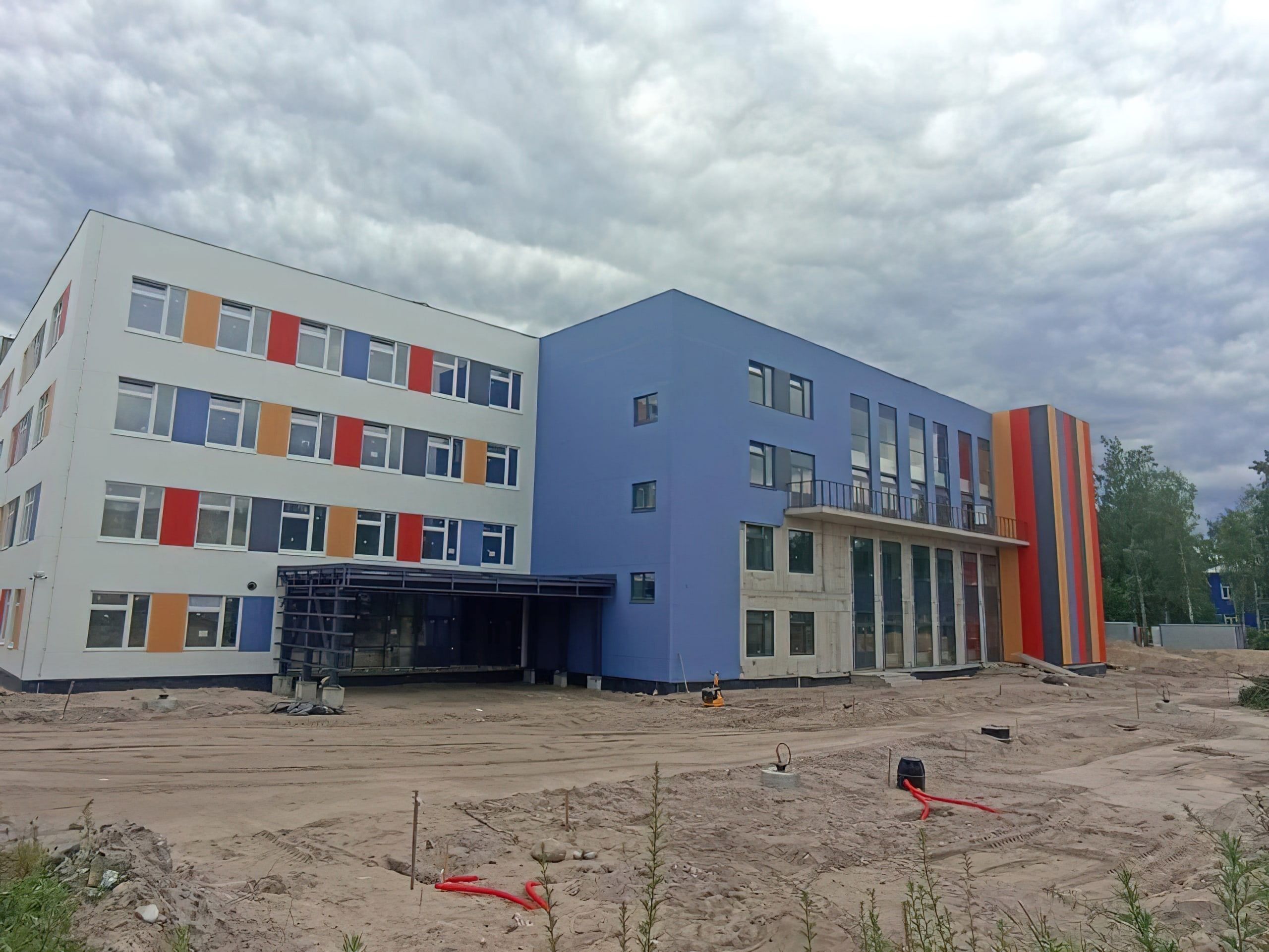 Волейбольную и баскетбольную площадки обустраивают возле новой школы в Медвежьегорске