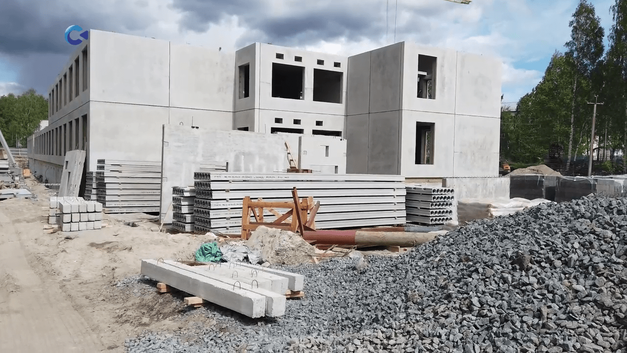 Беговые дорожки, сектор для прыжков — в Суоярви продолжают строить новую школу