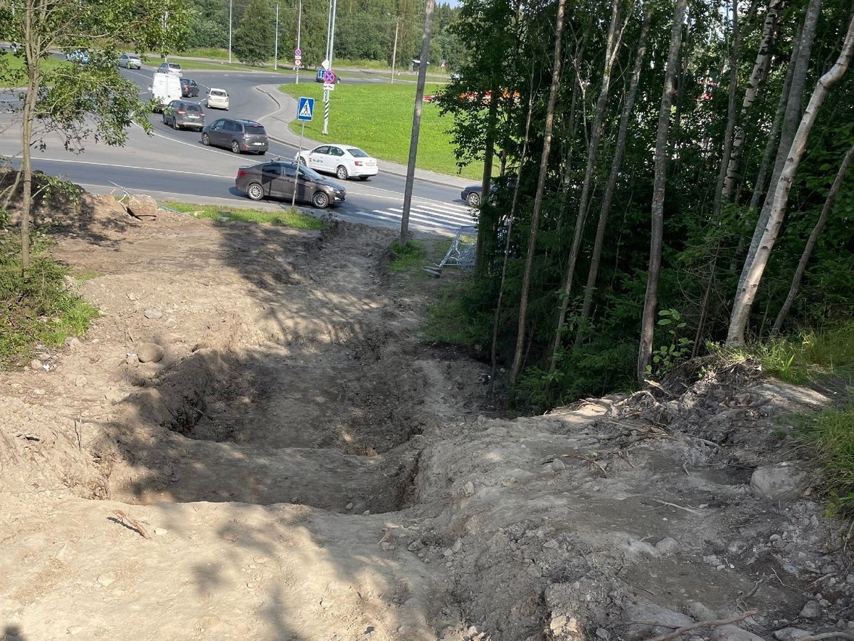 Лестницу из трех пролетов строят к торговому центру на Кукковке