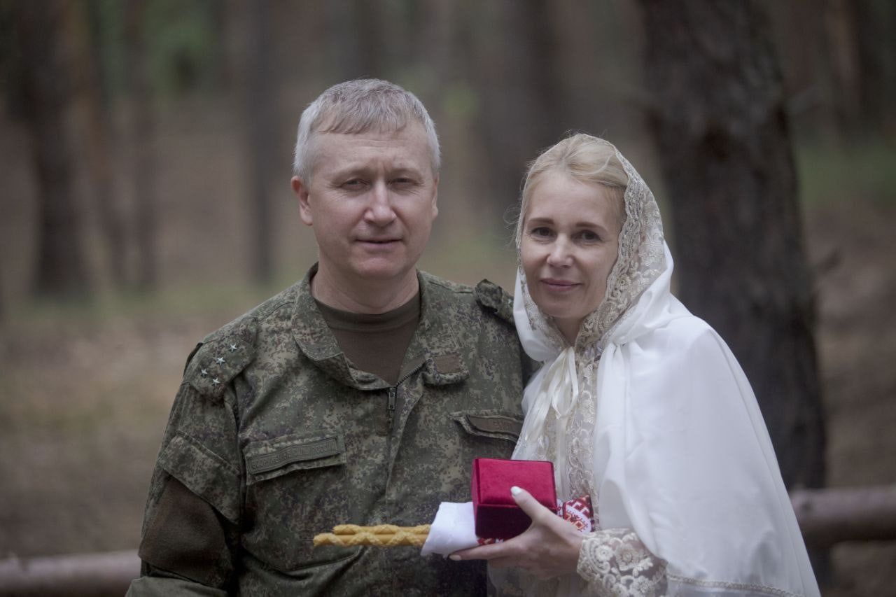 Главный врач Перинатального центра Евгений Тучин обвенчался с супругой в зоне СВО