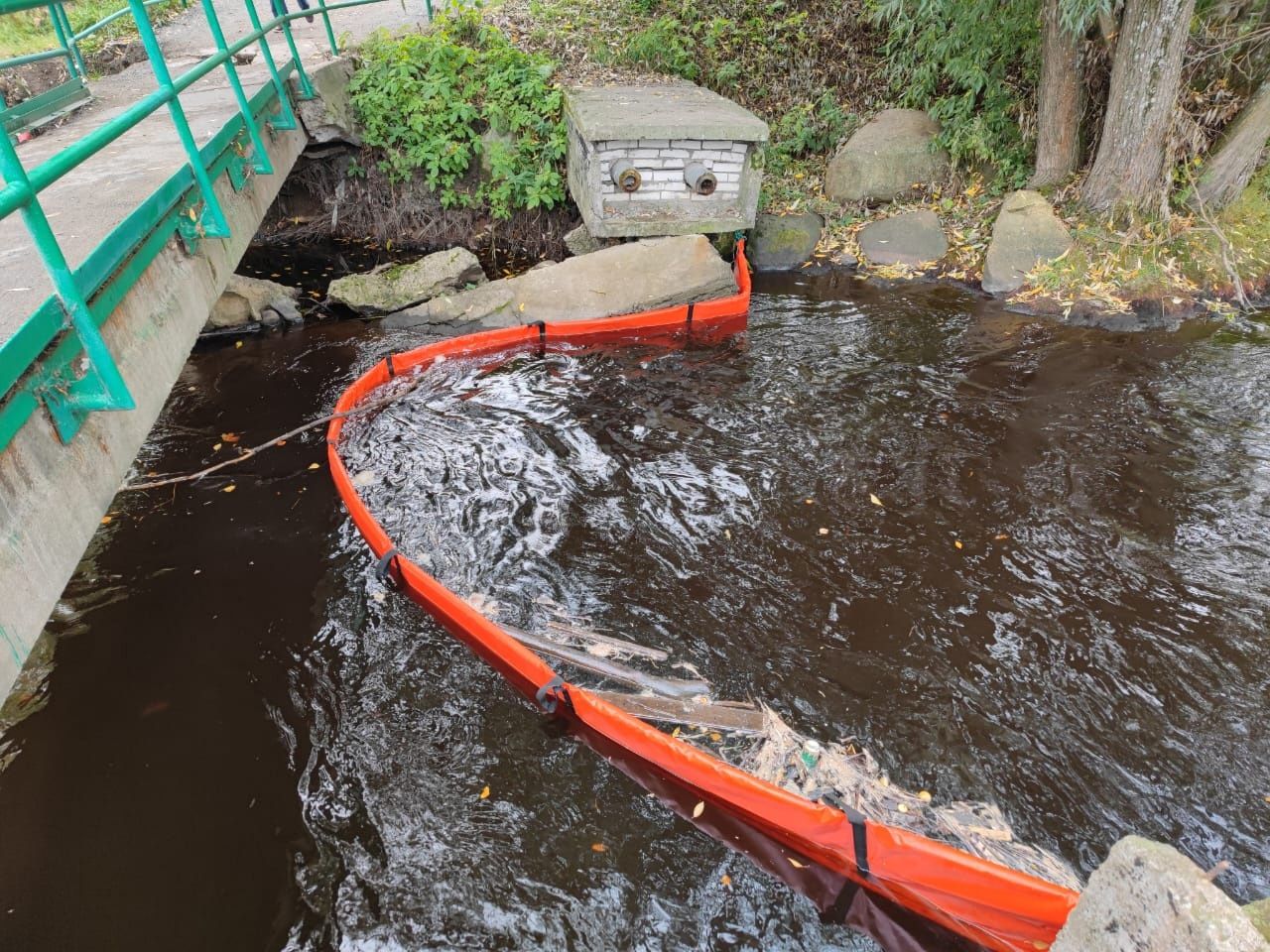 В Петрозаводске произошел слив нефтепродуктов в реку Лососинку