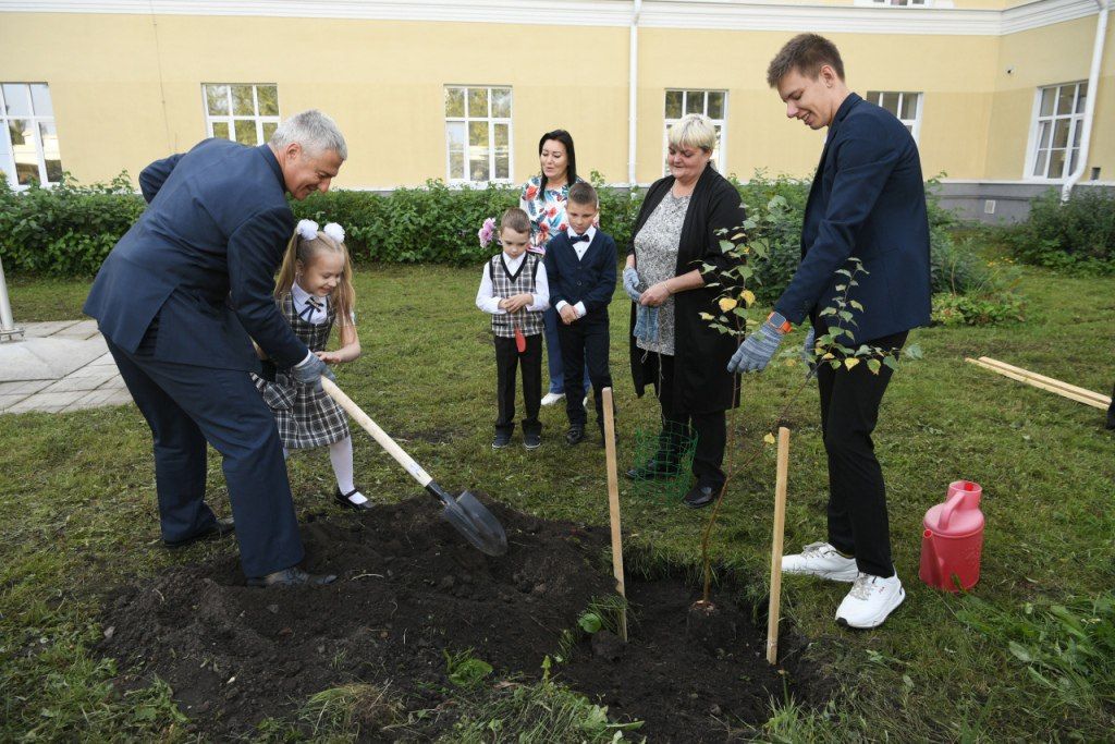 Артур Парфенчиков помог в высадке деревьев около отремонтированной петрозаводской школы №25