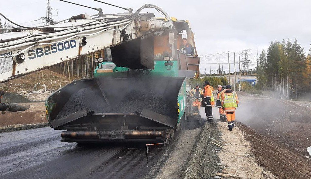 На подходах к Майгубскому и Ондскому мостам укладывают асфальт